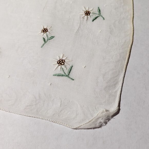 VINTAGE HANKIE EMBROIDERED DAISY FLOWERS HANDMADE BRIDAL WEDDING POCKET SCARF - Picture 8 of 12
